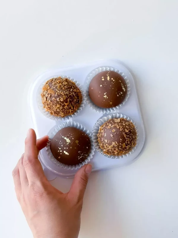 Кейк-попс S 4 шт — «Кейк-попс S 4 шт» — десертный набор Dolce Sweets из 4 кейк-попсов в молочном шоколаде.
